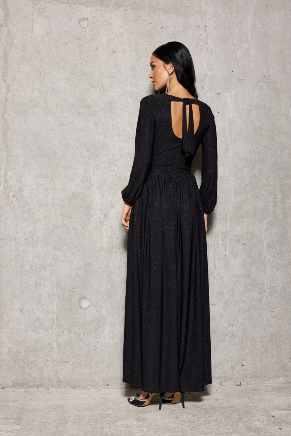 Brokatowa sukienka maxi z długim rękawem czarna - Butik Tesori