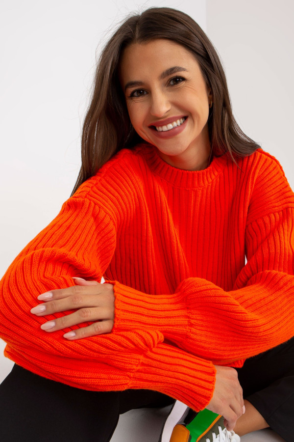 Pomarańczowy sweter oversize z okrągłym dekoltem