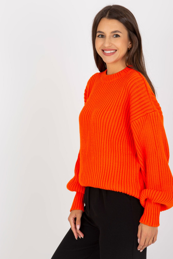 Pomarańczowy sweter oversize z okrągłym dekoltem 3