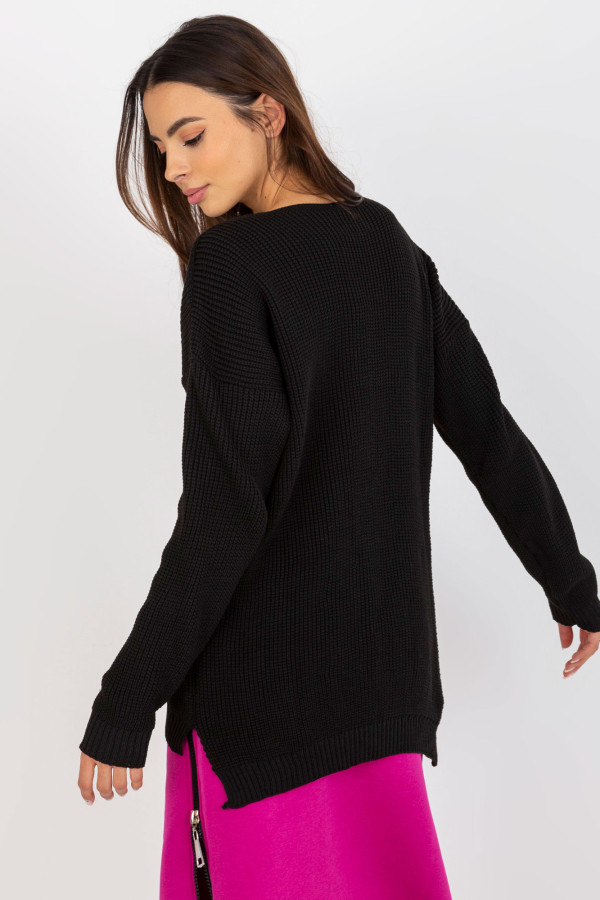 Czarny asymetryczny sweter oversize z dzianiny 3