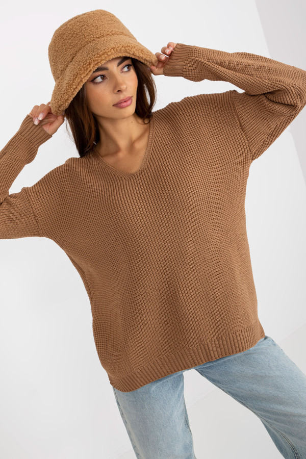 camelowy asymetryczny sweter oversize z dzianiny 3