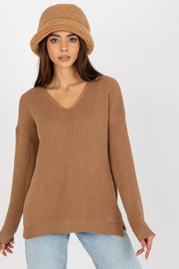 camelowy asymetryczny sweter oversize z dzianiny 2