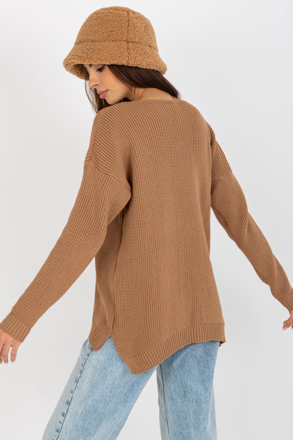 camelowy asymetryczny sweter oversize z dzianiny 4