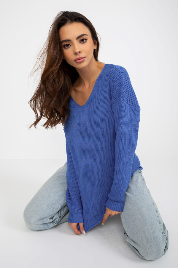 ciemnoniebieski asymetryczny sweter oversize z dzianiny 1