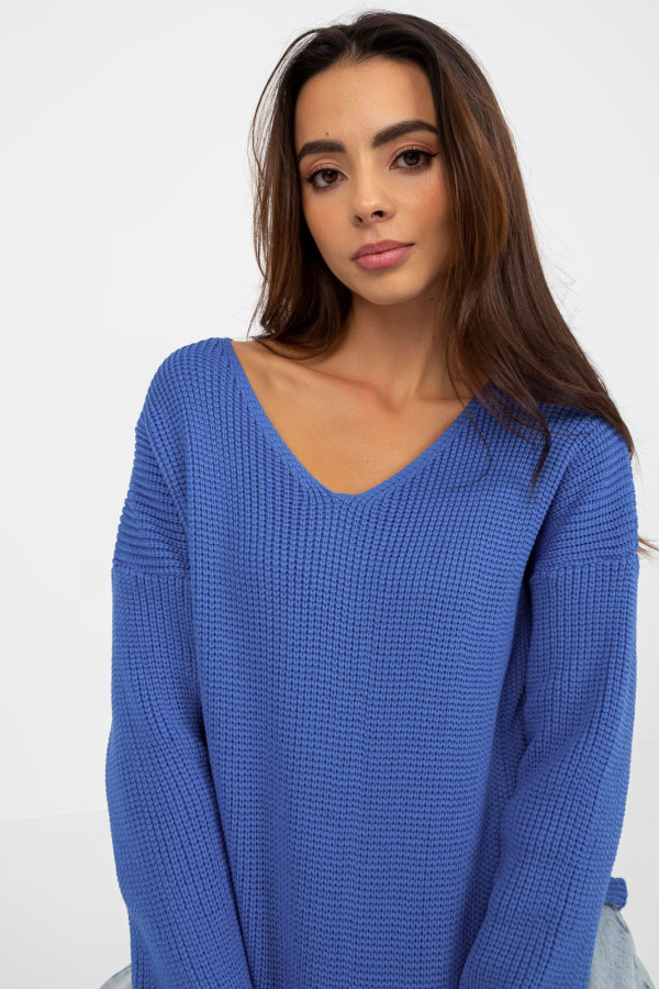 ciemnoniebieski asymetryczny sweter oversize z dzianiny 2