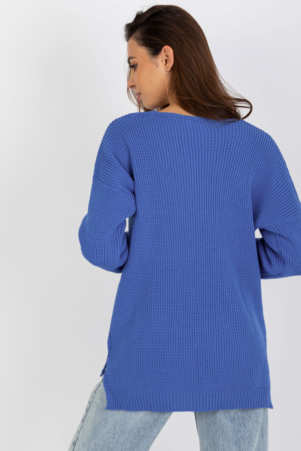 ciemnoniebieski asymetryczny sweter oversize z dzianiny 4
