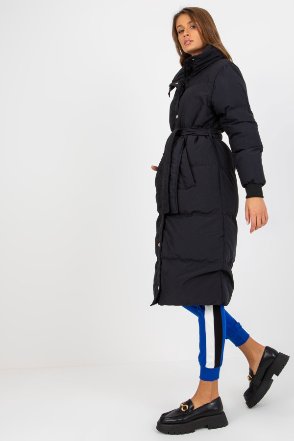 Czarna długa pikowana kurtka zimowa z wiązaniem