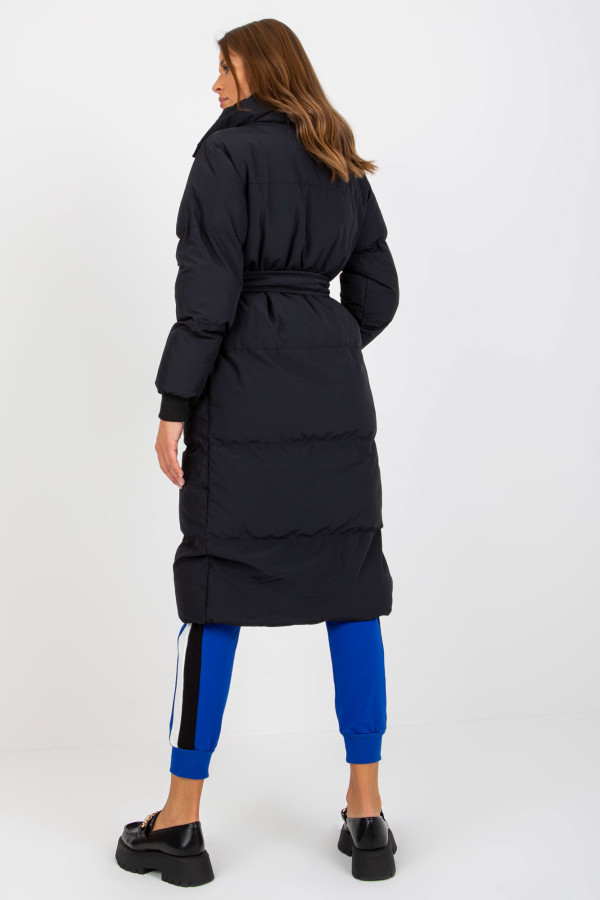 Czarna długa pikowana kurtka zimowa z wiązaniem 2