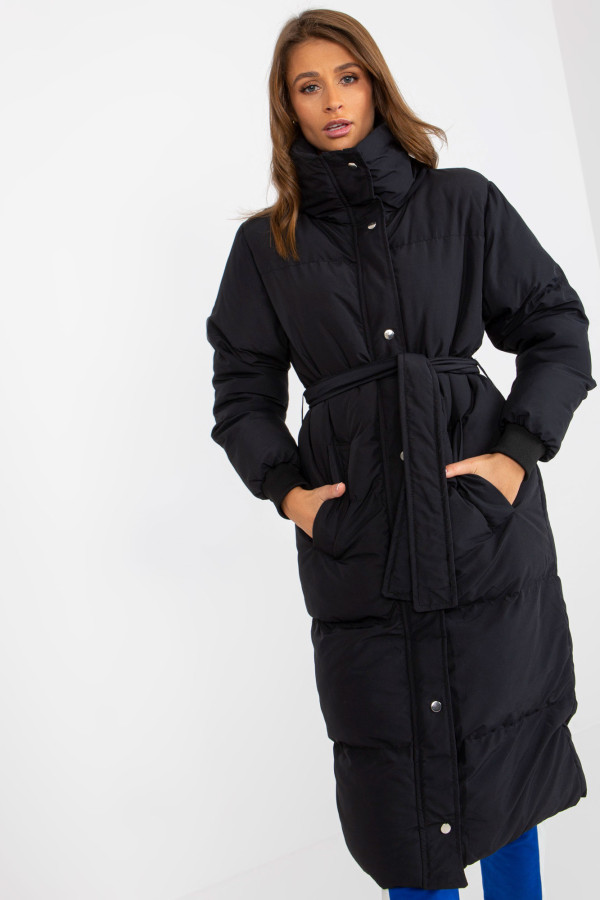 Czarna długa pikowana kurtka zimowa z wiązaniem 4
