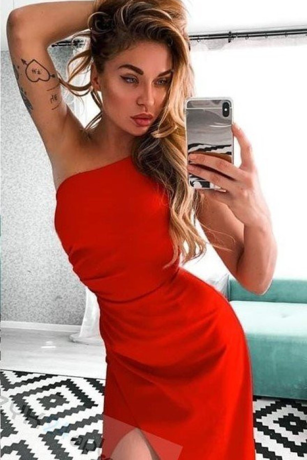 Czerwona sukienka na jedno ramię 1
